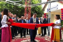 Cắt băng khánh thành công trình. (Ảnh: Chanh Đa/TTXVN)