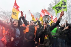 Nhân viên của Công ty đường sắt quốc gia Pháp (SNCF) tham gia đình công phản đối các cuộc cải cách của Chính phủ tại Paris. (Nguồn: AFP/TTXVN)