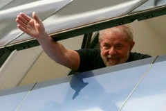 Ông Lula vẫy tay với hàng nghìn người ủng hộ. (Nguồn: AFP/TTXVN)
