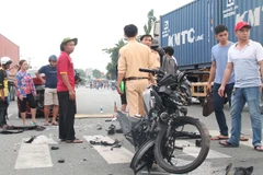 Bình Dương: Xe máy tông trực diện ôtô, 2 người thương vong 