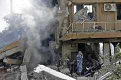 Cảnh đổ nát tại tòa nhà của Trung tâm nghiên cứu khoa học Syria ở quận Barzeh, phía bắc Damascus sau cuộc tấn công của Mỹ, Anh, Pháp. (Nguồn: AFP/TTXVN)