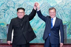 Tổng thống Hàn Quốc Moon Jae-in (phải) và Nhà lãnh đạo Triều Tiên Kim Jong-un (trái) nhất trí hướng tới một giải pháp hòa bình bền vững tại Hội nghị thượng đỉnh liên Triều. (Nguồn: YONHAP/TTXVN)