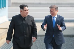 Tổng thống Hàn Quốc Moon Jae-in (phải) và nhà lãnh đạo Triều Tiên Kim Jong-un trong cuộc gặp tại làng đình chiến Panmunjom. (Nguồn: EPA-EFE/TTXVN)