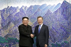 Tổng thống Hàn Quốc Moon Jae-in (phải) và nhà lãnh đạo Triều Tiên Kim Jong-un tại cuộc hội đàm ở làng đình chiến Panmunjom. (Nguồn: Yonhap/TTXVN)