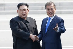 Tổng thống Hàn Quốc Moon Jae-in (phải) và Nhà lãnh đạo Triều Tiên Kim Jong-un bắt tay hữu nghị tại làng đình chiến Panmunjom. (Nguồn: EPA-EFE/TTXVN)