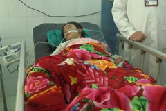 Thách đố nhau uống thuốc trừ sâu, 4 nữ sinh nguy kịch nhập viện