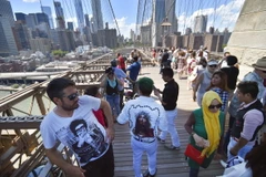 Khách du lịch tham quan cầu Brooklyn, New York, Mỹ. (Nguồn: AFP/TTXVN)