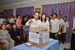 Đông đảo các doanh nghiệp và cộng đồng kiều bào tại Campuchia tham gia quyên góp. (Ảnh: Minh Hưng-Chanh Đa/TTXVN)