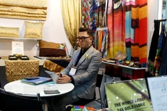 Gian hàng vải lụa tại Trung tâm triển lãm Coex, Thủ đô Seoul. (Ảnh: Hùng Võ/Vietnam+)