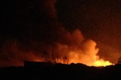 Bãi rác thải tại thôn Quan Độ, xã văn Môn, huyện Yên Phong, tỉnh Bắc Ninh bùng cháy dữ dội.(Ảnh: N.V/Vietnam+)