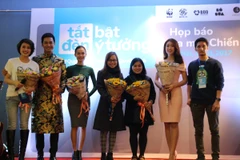 Đại diện các đơn vị đồng hành và các đại sứ nhận hoa từ ban tổ chức chương trình. (Ảnh: Nguyễn Hà Nam)