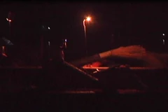 Hoạt động khai thác cát trái phép ven sông Hồng, tại khu vực phường Hồng Châu, tỉnh Hưng Yên vào lúc hơn 1 giờ sáng 22/9/2017. (Ảnh: Mai Mạnh/Vietnam+)