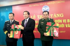 Bộ trưởng TT&TT Trương Minh Tuấn trao tặng lịch Bloc cho Bộ tư lệnh Hải quân và Bộ tư lệnh Bộ đội Biên phòng. (Ảnh: Hùng Võ/Vietnam+)