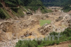 Khai thác khoáng sản hủy hoại môi trường. (Ảnh: Hùng Võ/Vietnam+)