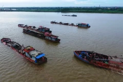 Hoạt động khai thác cát trên sông Hồng, đoạn qua địa phận xã Tân Hưng, thành phố Hưng Yên. (Ảnh: M.M/Vietnam+)