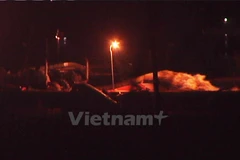 Hoạt động khai thác cát trái phép ven sông Hồng, tại khu vực phường Hồng Châu, tỉnh Hưng Yên vào lúc hơn 1 giờ sáng 22/9/2017. (Ảnh: Mai Mạnh/Vietnam+)