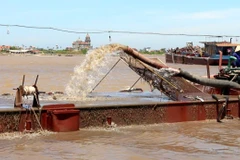 Hoạt động khai thác cát trên sông Hồng, trước cửa biển Ba Lạt, tỉnh Nam Định. (Ảnh: Hùng Võ/Vietnam+)