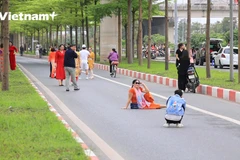 Tài xế "kêu trời" vì người dân tập trung chụp ảnh tại lối lên cao tốc