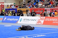 Khoảnh khắc Nguyễn Văn Phương ngã quỵ trên sàn đấu vì chấn thương