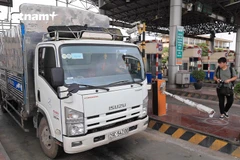 Nhiều tài xế vẫn phải dừng trong ngày đầu thực hiện thu phí không dừng