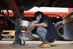 [Video] Cuộc sống "vạ vật" của tài xế xe nông sản mắc kẹt tại cửa khẩu