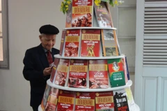 “Đóa hoa” dâng tượng đài chiến thắng Điện Biên Phủ 