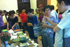 Chương trình đấu giá thu hút đông người tham gia (Ảnh: PV/Vietnam+)