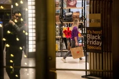 Người dân mua sắm tại cửa hàng ở New York, Mỹ, trong ngày "Black Friday" 25/11/2022. (Ảnh: THX/ TTXVN)