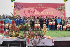 Ông Nguyễn Đức Lợi, Ủy viên Trung ương Đảng, Tổng Giám đốc Thông tấn xã Việt Nam trao quà tặng người lao động có hoàn cảnh khó khăn. (Ảnh: Nguyễn Cúc/TTXVN) 