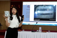 Kiểm tra quy trình ghi chỉ số công tơ tại Công ty Điện lực Thanh Xuân. (Ảnh: Ngọc Hà/TTXVN) 