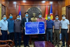 Đại diện Chính quyền tỉnh Oudomsay trao tiền hỗ trợ 3 tỉnh của Việt Nam ứng phó với dịch bệnh COVID-19. (Ảnh: Tổng Lãnh sự quán Việt Nam tại Luang Prabang cung cấp) 