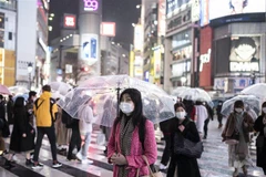 Người dân đeo khẩu trang phòng dịch COVID-19 tại Tokyo, Nhật Bản, ngày 5/3/2021. (Nguồn: AFP/TTXVN) 