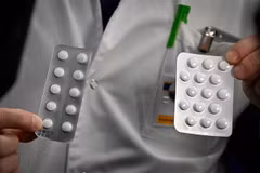 Các vỉ thuốc có thành phần chloroquine và hydroxychloroquine. (Nguồn: AFP/TTXVN) 