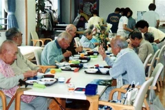 Người cao tuổi được chăm sóc tại trung tâm dưỡng lão ở tỉnh Kanagawa, Nhật Bản. (Ảnh: Kyodo/TTXVN)