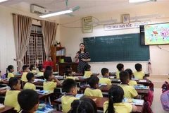 Cô và trò trưởng Tiểu học Đại Phúc, phường Đại Phúc, thành phố Bắc Ninh, tỉnh Bắc Ninh trong tiết dậy tiếng Việt (Ảnh: Thái Hùng/TTXVN) 