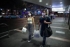 Người dân đeo khẩu trang phòng lây nhiễm COVID-19 tại Auckland, New Zealand, ngày 14/2/2021. (Nguồn: THX/TTXVN) 