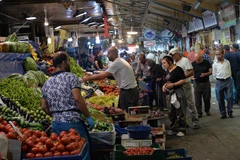 Người dân mua sắm tại một chợ ở Ankara, Thổ Nhĩ Kỳ ngày 5/9/2022. (Ảnh: THX/TTXVN) 