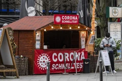 Một điểm xét nghiệm nhanh COVID-19 tại Berlin, Đức, ngày 21/2/2022. (Ảnh: AFP/TTXVN) 