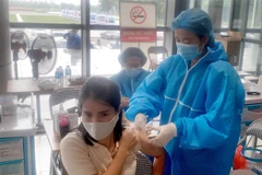 Tiêm vaccine ngừa COVID-19 tại Vĩnh Phúc. (Ảnh: Hoàng Hùng/TTXVN)