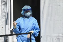 Nhân viên y tế làm việc tại khu dã chiến nhằm xét nghiệm virus gây dịch COVID-19 của bệnh viện Brooklyn ở New York, Mỹ ngày 27/3/2020. (Nguồn: AFP/TTXVN) 