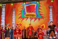 Tiết mục tái hiện Vua Lê Thái Tổ đăng quang. (Ảnh: Tuấn Đức/TTXVN)