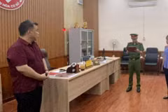 Đọc lệnh bắt Bùi Tú Cao, Giám đốc Trung tâm Văn hóa-Điện ảnh tỉnh Hòa Bình. (Nguồn: Công an cung cấp)
