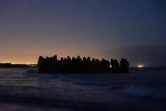 Người di cư vượt biển trên những con thuyền tự chế để đến châu Âu. (Ảnh: AFP/TTXVN) 