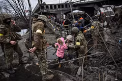 Người dân sơ tán khỏi thành phố Irpin, tây bắc thủ đô Kiev, Ukraine, ngày 5/3/2022. (Ảnh: AFP/TTXVN) 