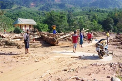 Cây cối nằm ngổn ngang sau trận lũ quét cô lập hoàn toàn xã Hướng Việt, huyện miền núi Hướng Hóa, tỉnh Quảng Trị. (Nguồn: TTXVN phát) 