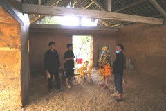 [Photo] Tuyên Quang: Xem người Mông ở Lâm Bình làm nhà trình tường