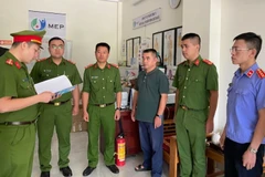 Cơ quan Cảnh sát điều tra đọc quyết định khởi tố đối tượng Đỗ Đức Trọng. (Nguồn: cand.com.vn) 