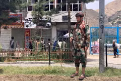 Lực lượng Taliban gác tại hiện trường một vụ tấn công ở Afghanistan. (Ảnh: AFP/TTXVN)