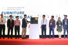 Lãnh đạo Bộ Nông nghiệp và Phát triển Nông thôn và HAWA thực hiện nghi thức khai mạc Vietnam Furniture Matching Week. (Ảnh: Xuân Anh/TTXVN) 