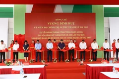 Bí thư Thành ủy Hà Nội Vương Đình Huệ cùng các đại biểu cắt băng khánh thành và tham quan Nhà máy sản xuất thiết bị điện công nghệ cao Á Châu (Khu Công nghệ cao Hòa Lạc). (Ảnh: Văn Điệp/TTXVN) 